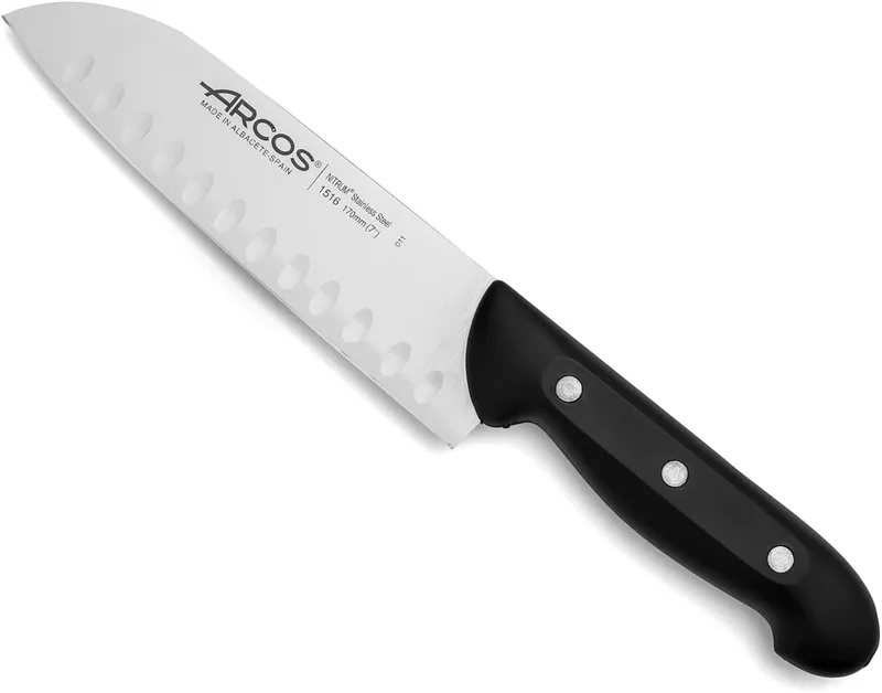 Arcos ▫️ Faca Santoku em aço inoxidável Nitrum. Faca de cozinha japonesa para peixe, carne e legumes. Cabo ergonómico em polioximetileno (POM) e lâmina de 170 mm. Multiusos. Série Maitre. Cor: preta.