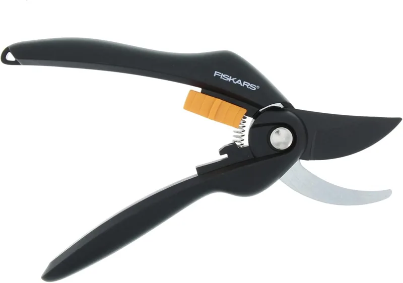 FISKARS ▫️ Tesoura de podar com lâmina de desvio, revestimento antiaderente sem lâminas de aço de qualidade, Comprimento: 20 cm, Diâmetro de corte: 2,2 cm, Preto/Laranja, SingleStep, P26, 1000567