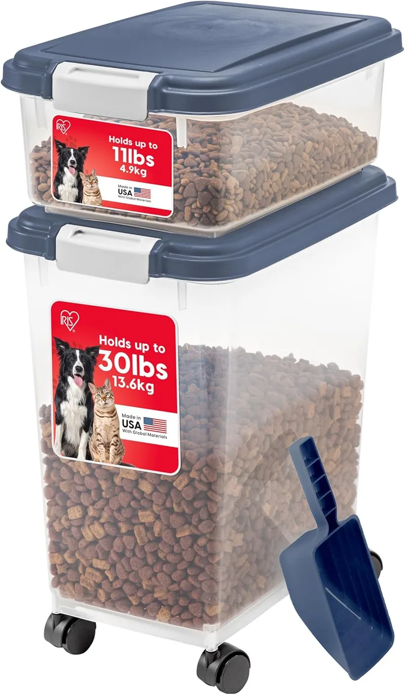 IRIS USA ▫️ Recipiente hermético para armazenamento de alimentos para animais de estimação, com capacidade para 35 libras e 45 quartos de galão, com colher e caixa de guloseimas para cães, gatos e pássaros; mantém as pragas afastadas; corpo translúcido; fácil de transportar; azul-marinho