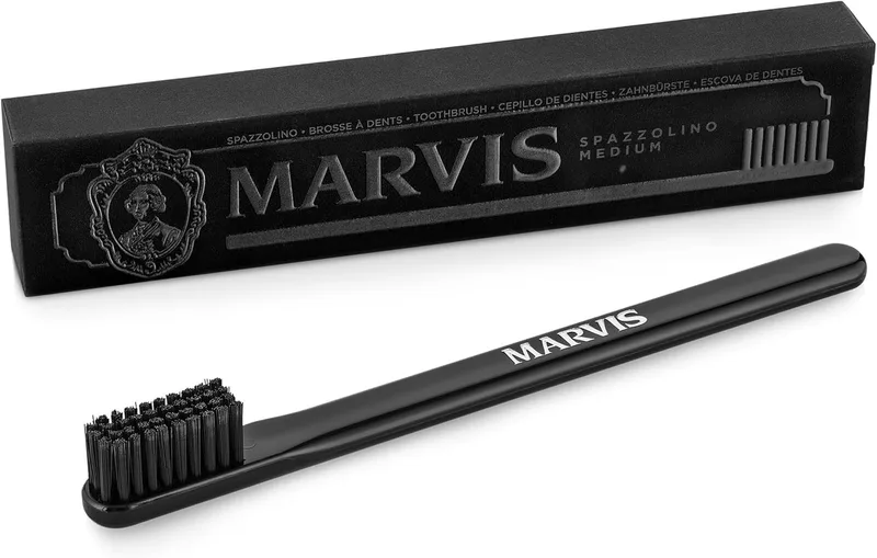 Marvis ▫️ Escova de Dentes Manual com Capa Protetora, Preta