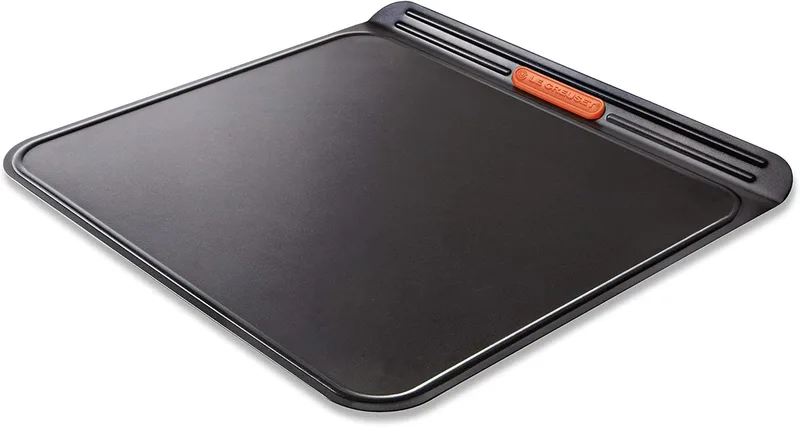 LE CREUSET ▫️ Tabuleiro antiaderente para bolachas, dupla camada, 38 x 35,5 cm, resistente a ácidos, revestimento em aço-carbono, cinzento e laranja, 94102115130000, 94102115130000