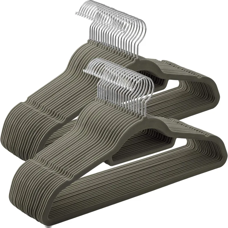 SONGMICS ▫️ Cabide de veludo conjunto de 50, antiderrapante, com barra para gravata e gancho preto, espessura de 0,6 cm, economiza espaço, comprimento de 43,5 cm, calças para casacos, cinzento e prateado CRF50V