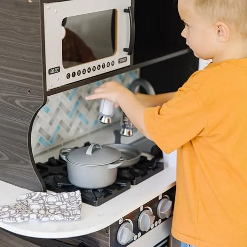 Melissa & Doug ▫️ Cozinha do Chef, Carvão, Brinquedo de Madeira para Brincadeiras de Imitação, Conjunto Infantil de Cozinha, Cozinha de Brincar para Crianças em Idade de Aprender a Andar e a partir dos 3 Anos 7