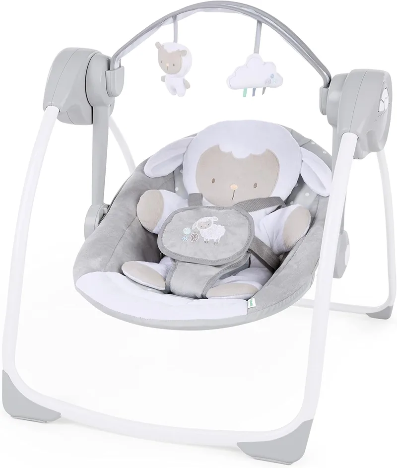 Ingenuity ▫️ Baloiço Compacto Cuddle Lamb - 6 Velocidades de Baloiço, 12 Melodias Relaxantes, Arco de Jogo, 2 Brinquedos, Arnês de 5 Pontos, Nascimento até 9kg