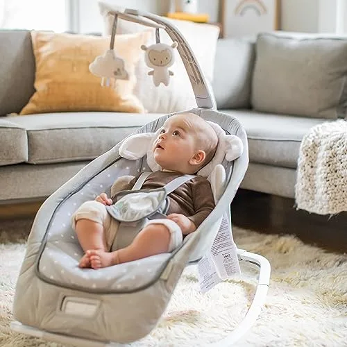 Ingenuity ▫️ Espreguiçadeira para bebés até 18 kg, Cuddle Lamb com vibrações, arco de brinquedos com 2 peluches, 12 melodias, 4 sons da natureza, volume regulável, ergonómica. 3