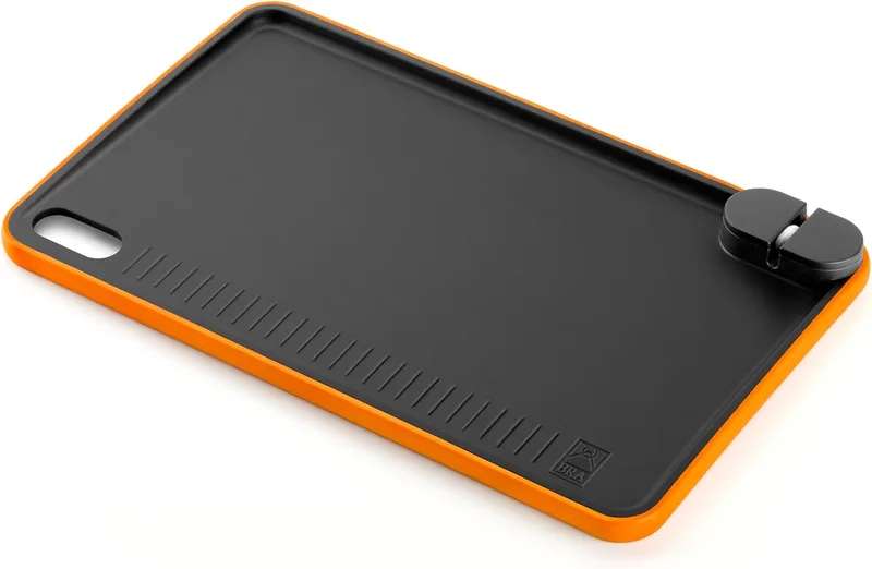 BRA ▫️ Efficient | Tábua de cortar com afiador Efficient em nylon e silicone, nas cores preta e laranja