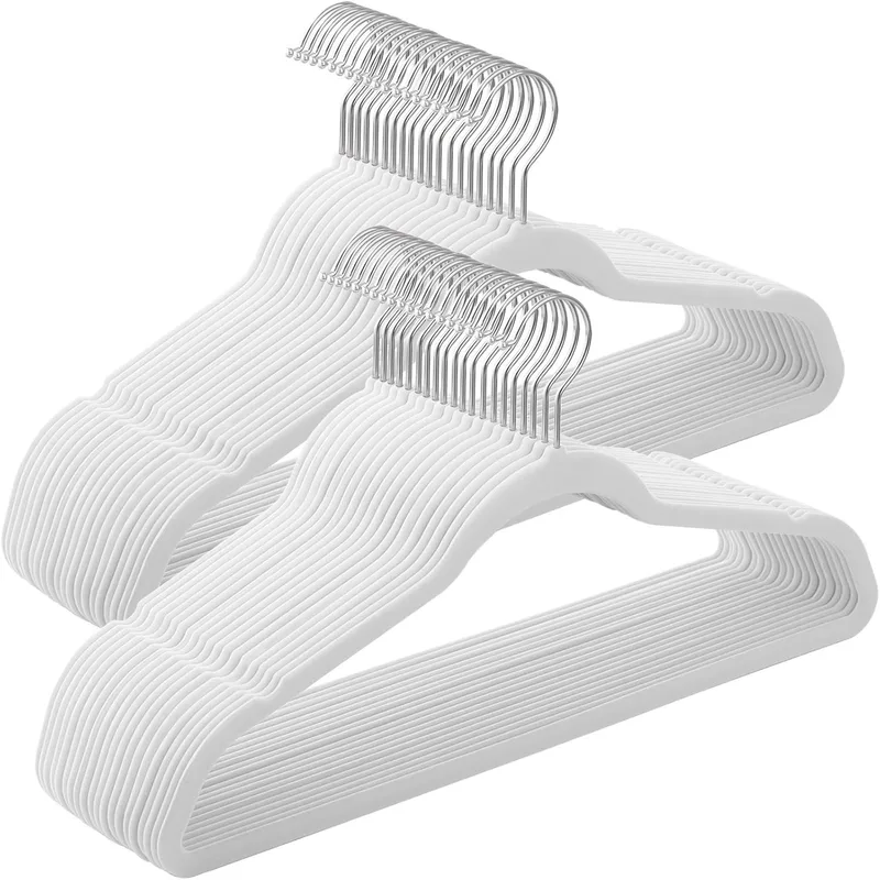 SONGMICS ▫️ Cabides de veludo, conjunto de 50, antiderrapantes, com barra para gravatas e gancho preto, 0,6 cm de espessura, economizam espaço, 41,5 cm de comprimento, para casacos e calças, branco nuvem e prateado CRF026W04
