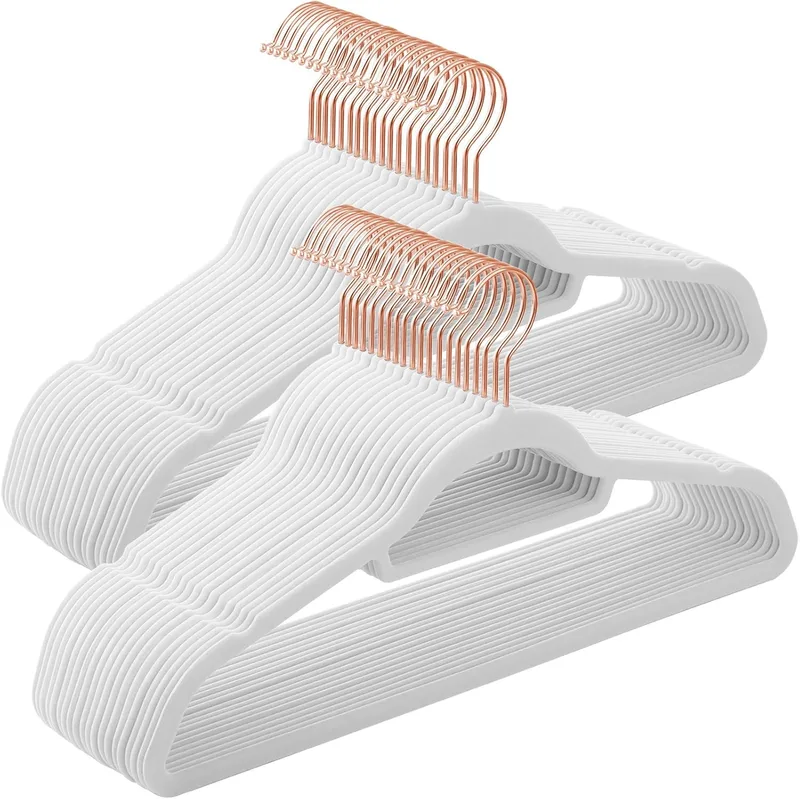 SONGMICS ▫️ Cabide de veludo, conjunto de 50, antiderrapante, com barra para gravata e gancho em ouro rosa, 0,6 cm de espessura, economiza espaço, 43,5 cm de comprimento, para casacos e calças, branco CRF021W02