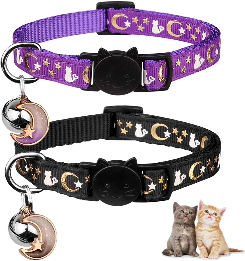 Baeuppit ▫️ 2 coleiras para gatos com luas e sinos, estrelas; coleira ajustável e segura para gatinhos com um pendente que brilha no escuro (preto e roxo)