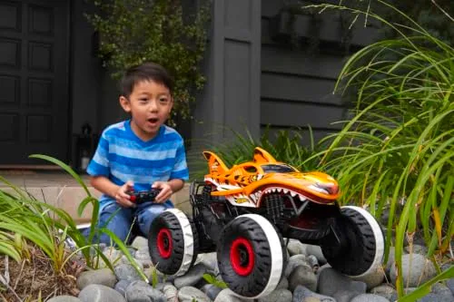 Hot Wheels ▫️ Monster Trucks Carro Teleguiado, Carro de Brincar com Controlo Remoto Tiger Shark Unstoppable, veículo todo-o-terreno, +3 anos, HGV87 2