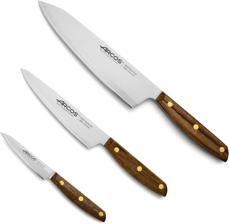 Arcos ▫️ Conjunto de facas 3 peças, em aço inoxidável Nitrum, com lâmina de mm. Faca de cozinha profissional para cozinhar. 417. Cabo ergonómico em polioximetileno (POM). Série Nordika. Corte de alta precisão. Cor castanha.
