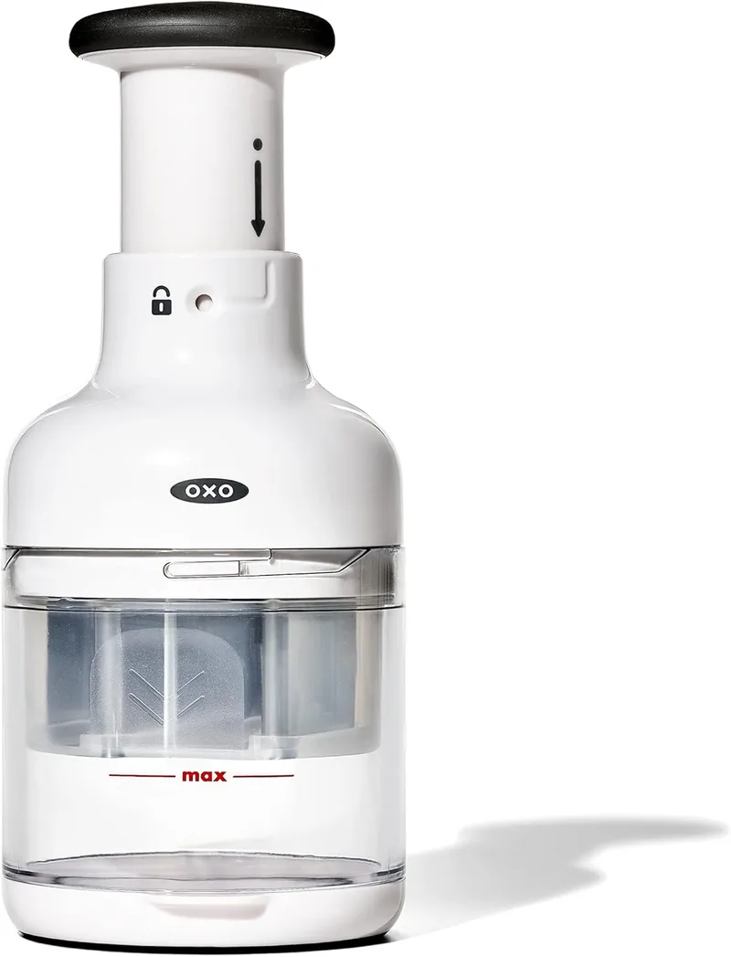 OXO ▫️ Picarra manual Good Grips | Lâmina afiada em aço inoxidável, botão de bombeamento e rotação, recipiente com marcas de medição, adequado para a máquina de lavar louça
