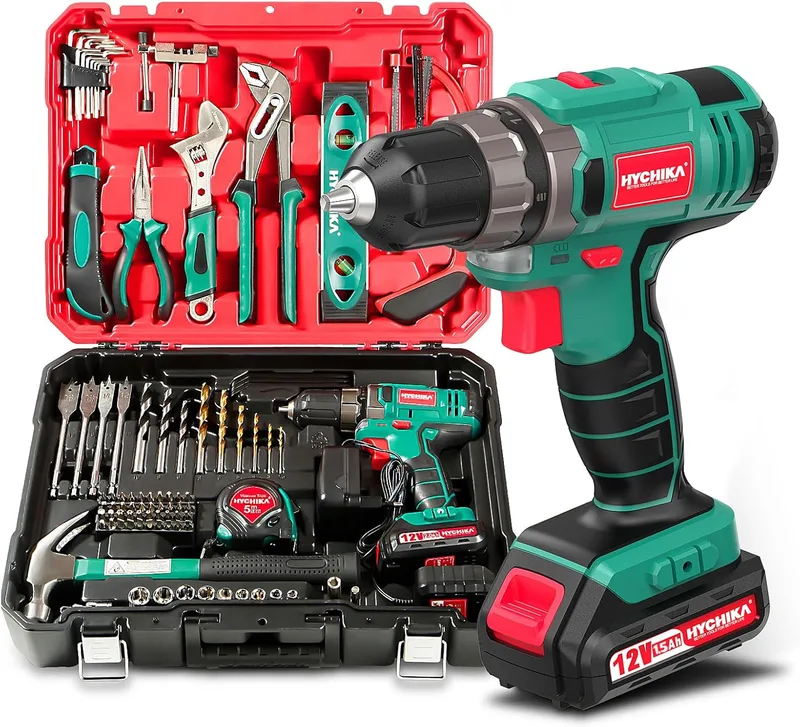 HYCHIKA BETTER TOOLS FOR BETTER LIFE ▫️ Berbequim e aparafusadora de 12 V, HYCHIKA - Kit de ferramentas de bricolage com 104 peças, aparafusadora elétrica de 1,5 Ah, 30 N.m de binário máximo, 1 hora de carregamento rápido, caixa de ferramentas completa