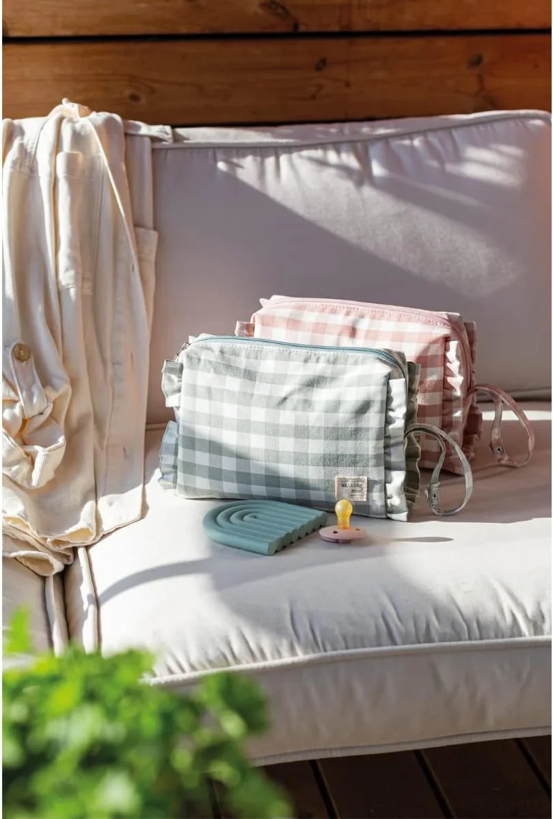 Walking Mum ▫️ Mamã que anda a pé. Saco de toilette para bebé Remy. Pequeno saco organizador para os artigos de higiene do bebé e acessórios de higiene. Prático e cómodo de transportar. Cor verde. Mede 21X15X9 cm.