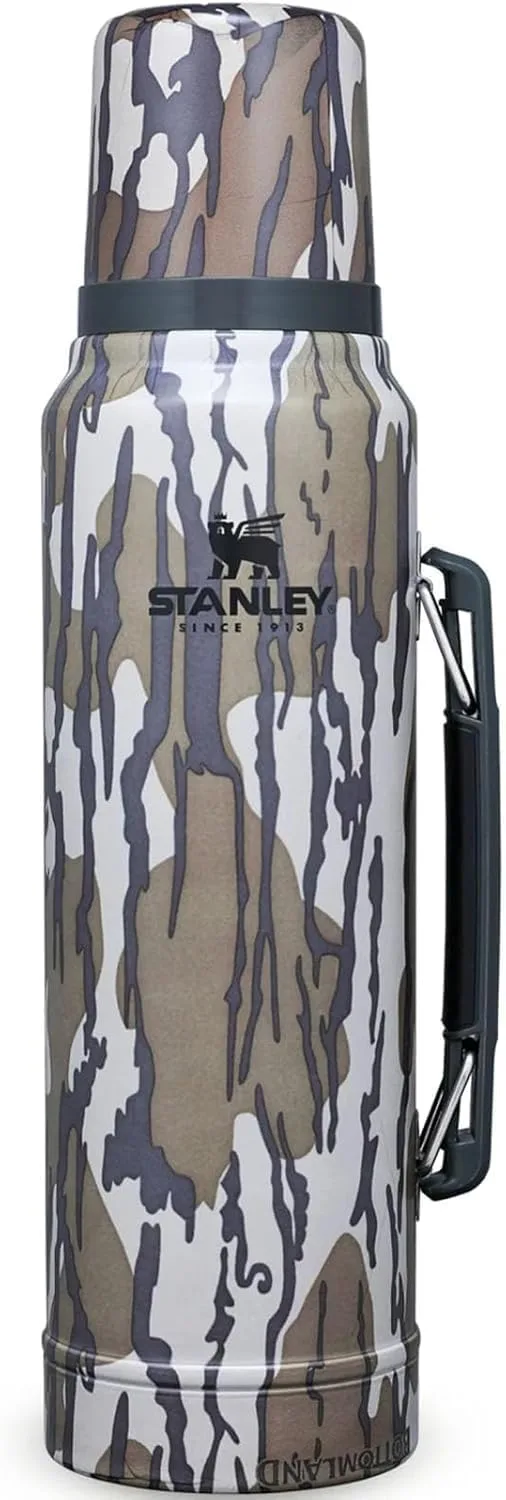 STANLEY ▫️ Garrafa térmica Classic Legendary de 1 litro - Mantém-se quente ou fria 24 horas - Garrafa térmica para café - Garrafa de aço inoxidável - Sem BPA - Pode ser lavada na máquina de lavar louça - Fundo em Mossy Oak
