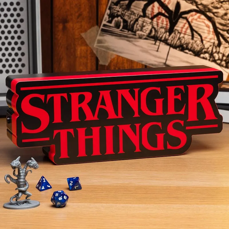 Paladone ▫️ Candeeiro «» com o logótipo de «Stranger Things», 30 cm (11,8") de largura, candeeiro de parede ou de secretária com alimentação por USB ou pilhas, modos de iluminação «Fase» e «Pulso», produto oficial da Netflix 2