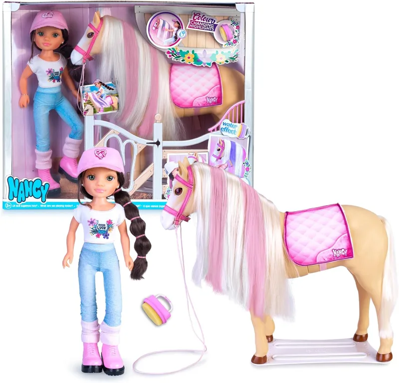 Famosa ▫️ Nancy - Um dia com o seu cavalo, boneca Fashion articulada e cavalo, acessórios de higiene, escova-esponja que muda a cor da crina, para meninos e meninas a partir dos 3 anos, (NAC49000)
