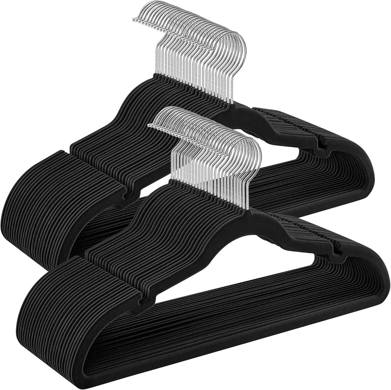 SONGMICS ▫️ Cabides de veludo conjunto de 50 peças, antiderrapante, ranhuras para ombros, barra para calças, gancho giratório de 360°, 0,6 cm de espessura, 43 cm de comprimento, preto clássico CRF029B05
