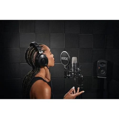 RØDE ▫️ Microfone de condensador de diafragma grande NT1 Signature Series, com suporte antivibrações, filtro antipop e cabo XLR para produção musical, gravação de voz e podcasting (Preto) 2