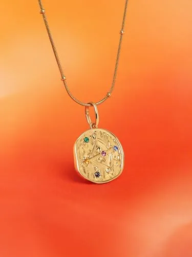 SINGULARU ▫️ Charm Organic Colors Zodiaco. Pingente em latão com acabamento banhado a ouro de 18 quilates. Charm combinável com colar. Joias para mulher 4
