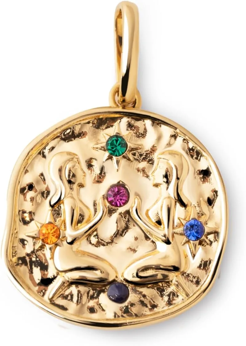 SINGULARU ▫️ Charm Organic Colors Zodiaco. Pingente em latão com acabamento banhado a ouro de 18 quilates. Charm combinável com colar. Joias para mulher