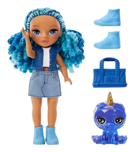RAINBOW HIGH ▫️ Littles - Sapphire Bradshaw - Boneca de moda pequena e articulada - Boneca azul de 14 cm com mala e mascote mágico Yeti - Adequada para crianças e colecionadores 2