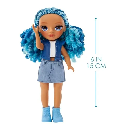 RAINBOW HIGH ▫️ Littles - Sapphire Bradshaw - Boneca de moda pequena e articulada - Boneca azul de 14 cm com mala e mascote mágico Yeti - Adequada para crianças e colecionadores 3