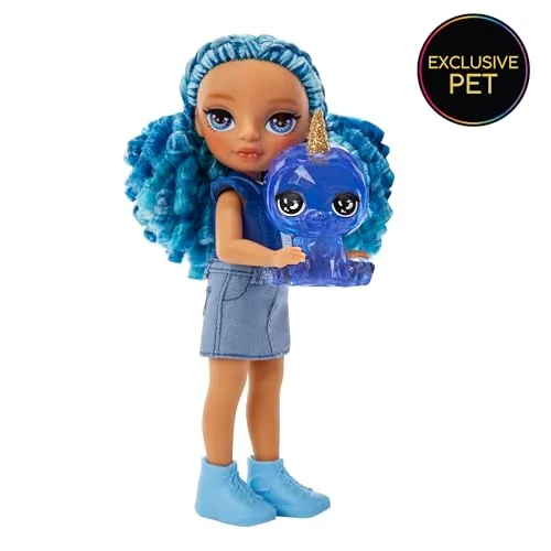 RAINBOW HIGH ▫️ Littles - Sapphire Bradshaw - Boneca de moda pequena e articulada - Boneca azul de 14 cm com mala e mascote mágico Yeti - Adequada para crianças e colecionadores 5