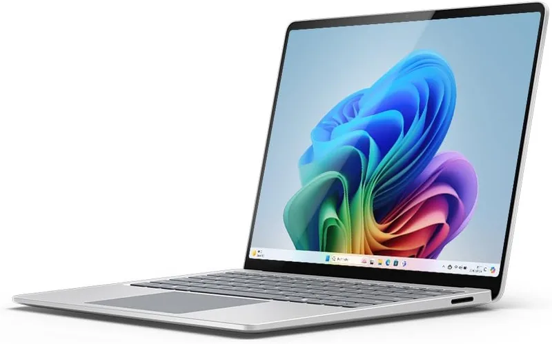 Microsoft ▫️ Surface Laptop, 13,8" | Snapdragon X Plus | 16 GB de RAM, 256 GB de SSD | Ecrã tátil LCD de 13,8" | Copilot+ PC | Platina | Windows 11 Home | 7.ª edição