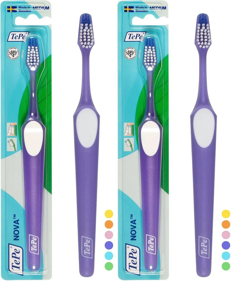 TePe ▫️ Nova Medium, escova de dentes para adolescentes e adultos, com cabo ergonómico e antiderrapante, cores variadas (Embalagem de 2)