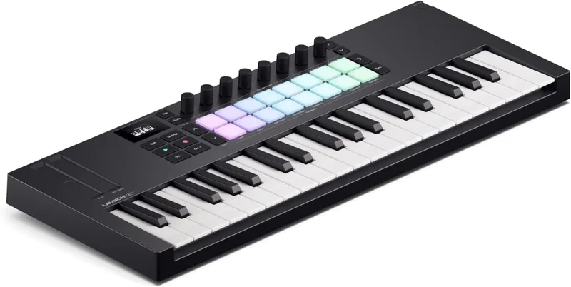 Novation ▫️ Launchkey Mini 37 [MK4]: Controlador de teclado MIDI portátil, 37 teclas, USB e integração com DAW. Modos Chord e Scale, pads de percussão, arpejador e pacote de software de criação musical