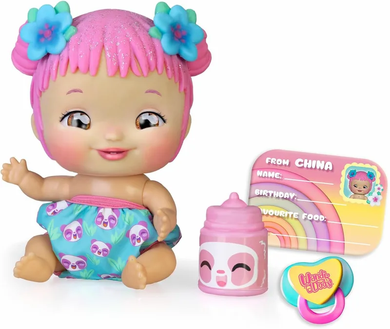 Wandi Doo's ▫️ da China, Boneca Bebé Asiática da China, Fala a Língua Universal dos Bebés, o «Doo Doo Doo», fralda com ursinhos panda e 2 acessórios, biberão e chupeta, famosa (WAD02000)