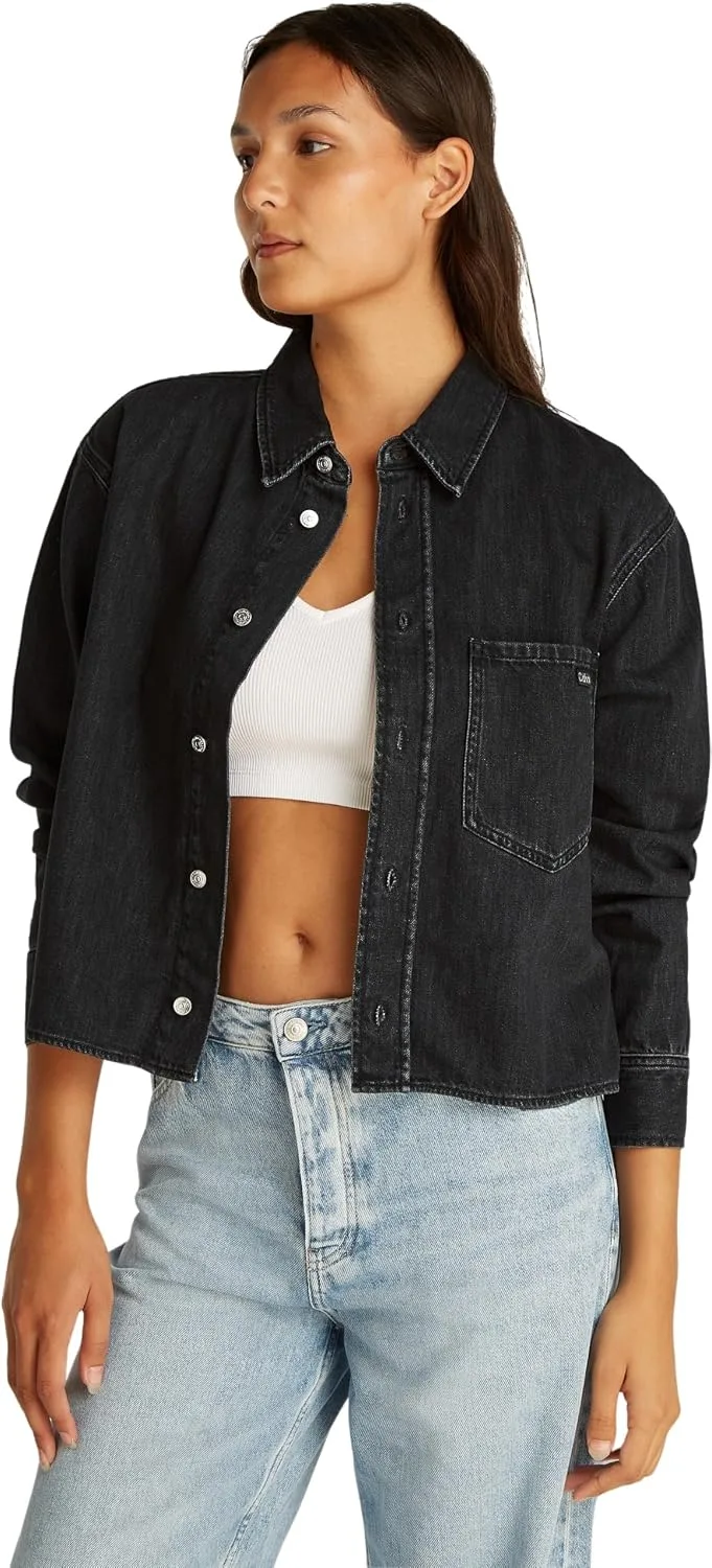 Calvin Klein ▫️ Camisa de ganga para mulher, modelo «Dad Denim» curta, com bolso no peito