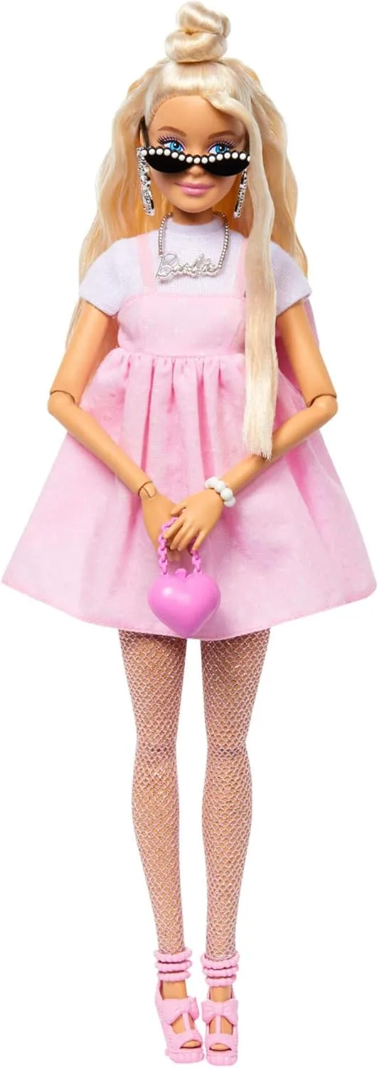 Barbie Deluxe Style Doll n. 3 com fato de moda Barbiecore, cabelo loiro com carrapito alto, vestido cor-de-rosa pastel com laço grande e acessórios como meias de rede, HYV27