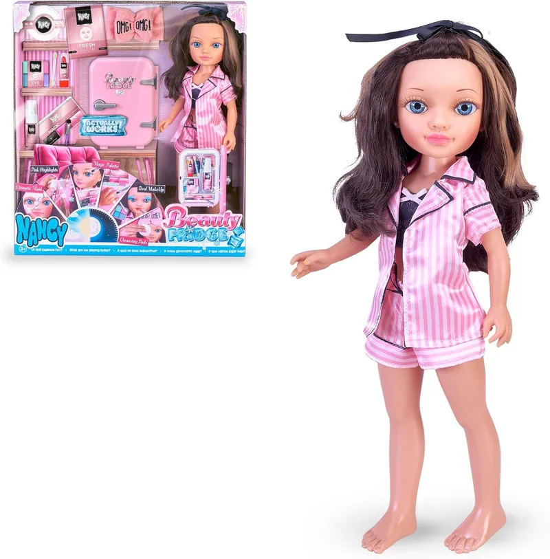 Nancy ▫️ Beauty Fridge, Boneca pronta para uma rotina de beleza, acessórios de maquilhagem com frigorífico, arrefece a sério com uma placa de gelo, +3 anos, famosa (NAC74000)