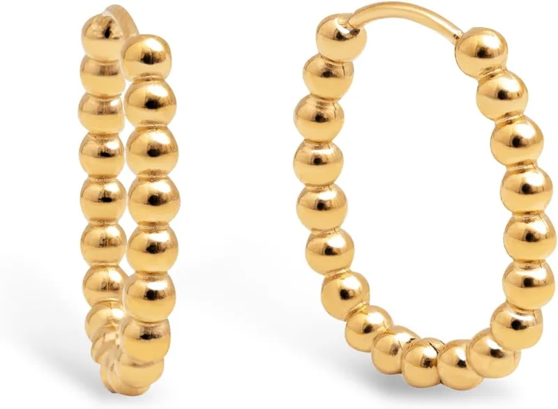 SINGULARU ▫️ Brincos Dana Dots. Aço com acabamento dourado de 18kt. Argola oval com fecho Congo/Click. Joalharia de senhora