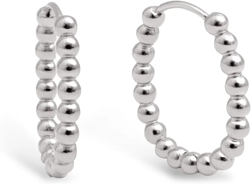SINGULARU ▫️ Brincos Dana Dots. Aço com acabamento banhado a ouro de 18 quilates. Argolas ovais com fecho Congo/Click. Joias para mulher