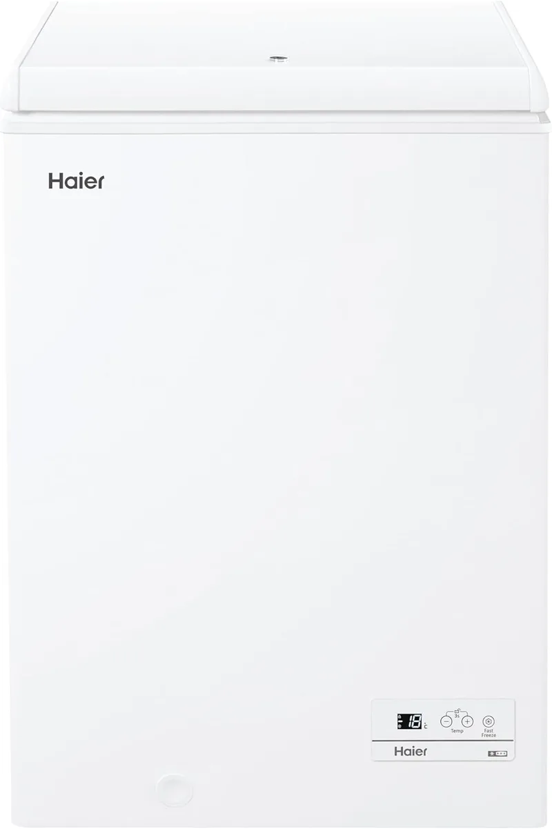 Haier ▫️ Chest Series 3 HCE100E, Câmaras Frigoríficas Horizontais, Capacidade 97 L, Largura 54,5 cm, Função Fast Freeze, 1 Cesto Metálico, Ecrã Digital, Interior em Alumínio Texturizado, Puxador Integrado, Branco