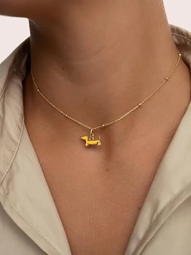 SINGULARU ▫️ Charms Mini Cão Dachshund Esmaltado. Charms em latão com acabamento banhado a ouro de 18 quilates. Pingentes com motivos e esmalte amarelo ou azul. Joias para mulher 2