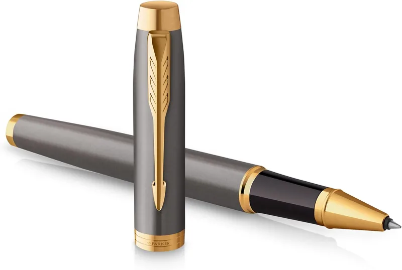 PARKER ▫️ Caneta roller IM | acabamento cinzento lacado com detalhes dourados | ponta fina em aço inoxidável | estojo de presente