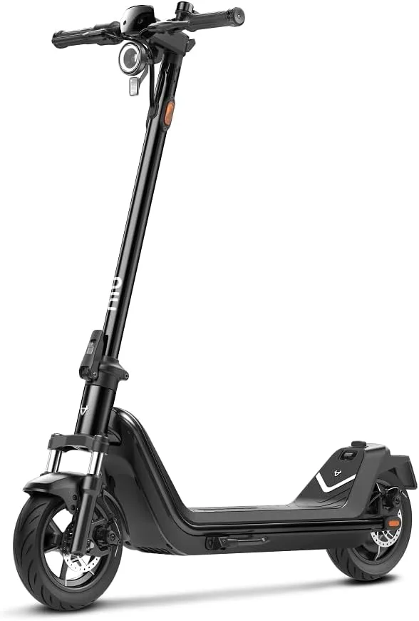 NIU ▫️ Patinete elétrico com matrícula (dependendo do modelo, autonomia até 60 km e capacidade de carga de 120 kg; pneus extra largos; grande superfície de contacto com o solo; guiador mais largo e mais alto,