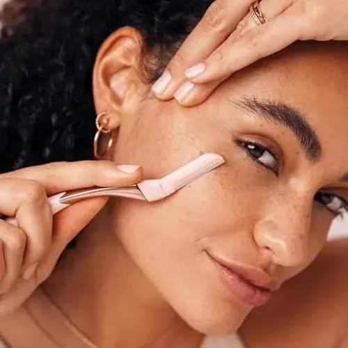 Wilkinson Sword ▫️ Intuition Dermaglow – Lâmina de barbear para dermaplaning, ideal para esfoliar, dar forma às sobrancelhas, aparar e depilar os pêlos faciais, cor rosa, 1 cabo e 2 recargas 3
