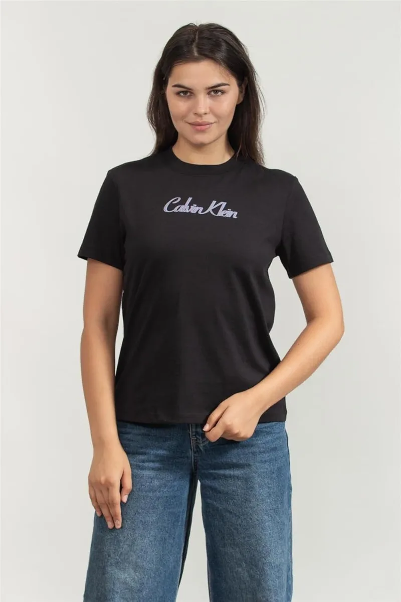 Calvin Klein ▫️ Camiseta de manga curta para mulher Classic Logo tee em algodão