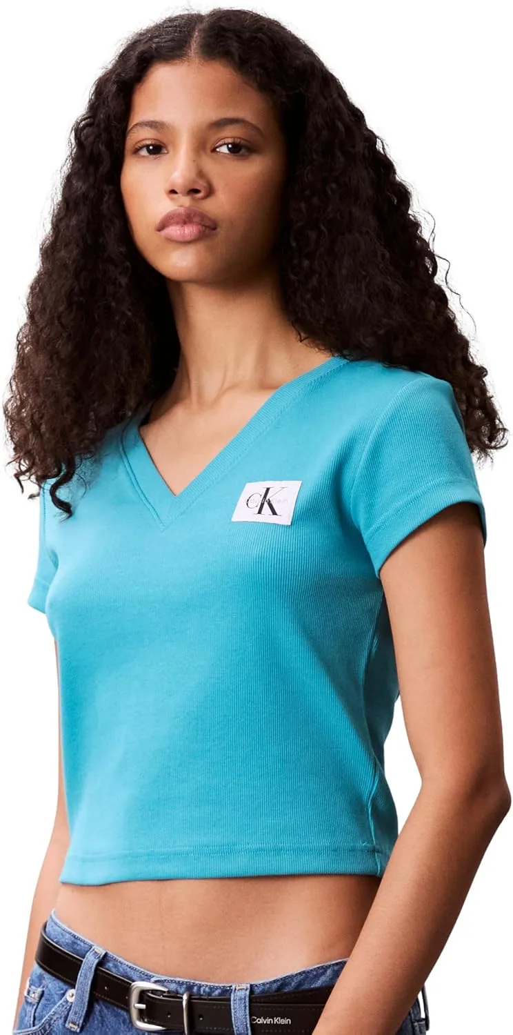 Calvin Klein ▫️ T-shirt de manga curta para mulher «Woven Label Rib tee» com gola em V