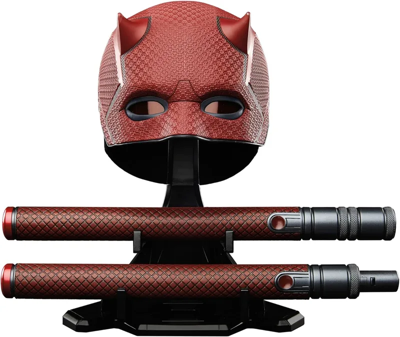 Marvel ▫️ Série Legends, Daredevil: Born Again, Máscara Premium para RPG e bastão de combate