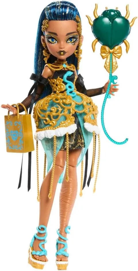 Boneca Monster High Birthday Cleo De Nile com vestido de festa dourado e acessórios temáticos, incluindo um convite, balão, presente, batom e muito mais, JBG76