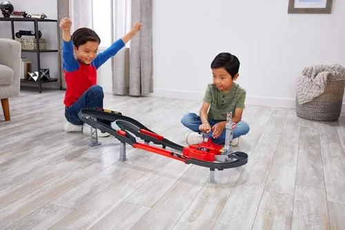 Hot Wheels ▫️ Conjunto de pista com carros de brincar, 3 veículos metálicos de Fórmula 1 à escala 1:64: McLaren F1 Team, Alpine e VCARB, Circuito de corridas de alta velocidade um contra um, JDY15 2