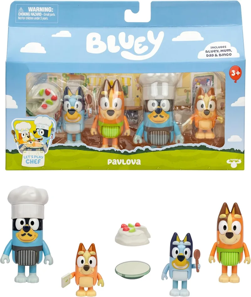 Bluey ▫️ Está na hora do bolo Paulova com o conjunto de 4 figuras «Bolo Paulova», que inclui o Bingo, o Bandit com chapéu de chef e o Chilli, além de 2 acessórios e 4 figuras articuladas de 6-7,6 cm