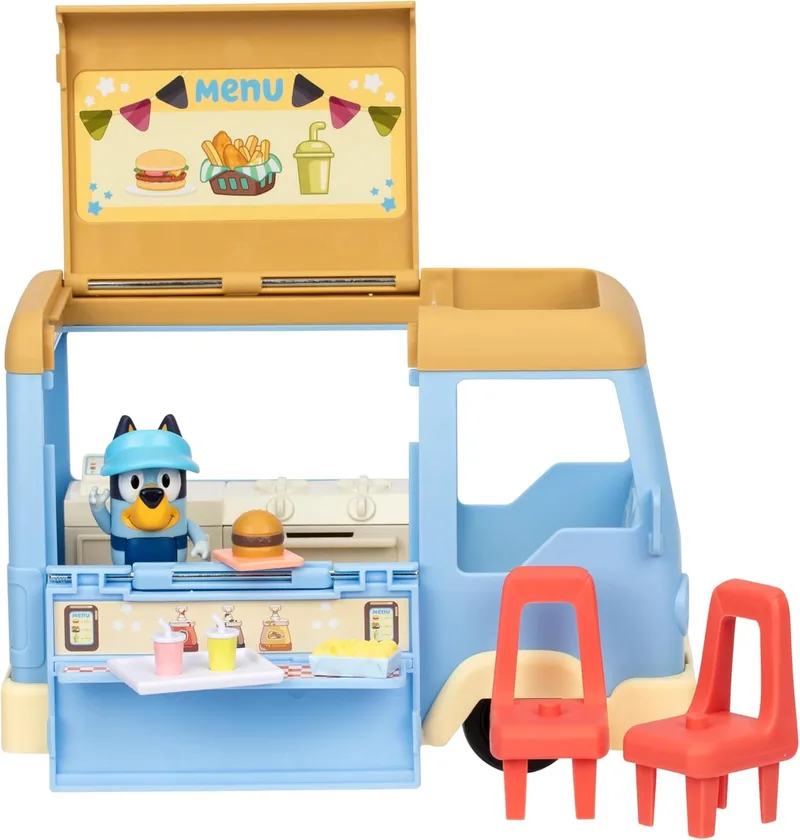 Bluey ▫️ Conjunto de Brinquedos «Camião de Comida» transformável em cafetaria com zona de refeições e cadeiras. Inclui uma figura exclusiva, avental e viseira, 5 acessórios e uma folha de autocolantes