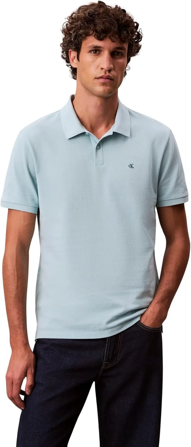 Calvin Klein ▫️ Polo de manga curta para homem, com monograma, em piqué de algodão